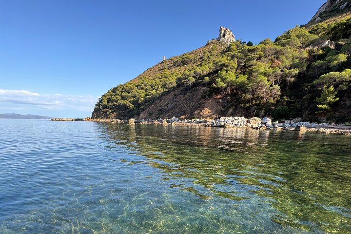 Passeio de barco em Cagliari: 5 paradas para nadar, mergulho com snorkel e aperitivo da Sardenha.