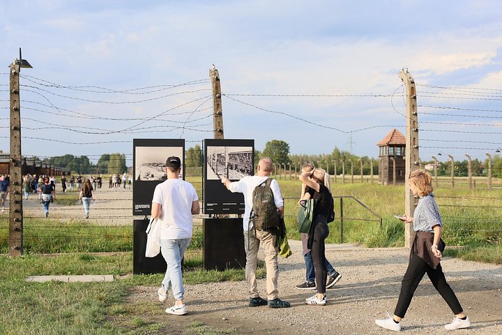 Auschwitz Guided Tour with Minivan Hotel Pickup from Krakow