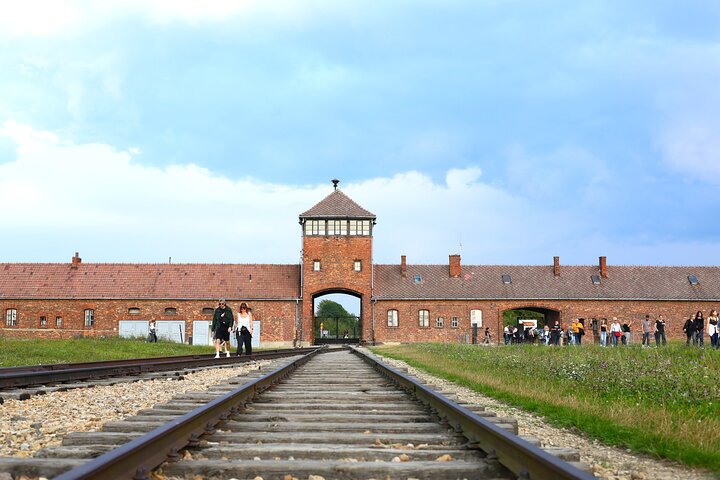 Auschwitz Guided Tour with Minivan Hotel Pickup from Krakow