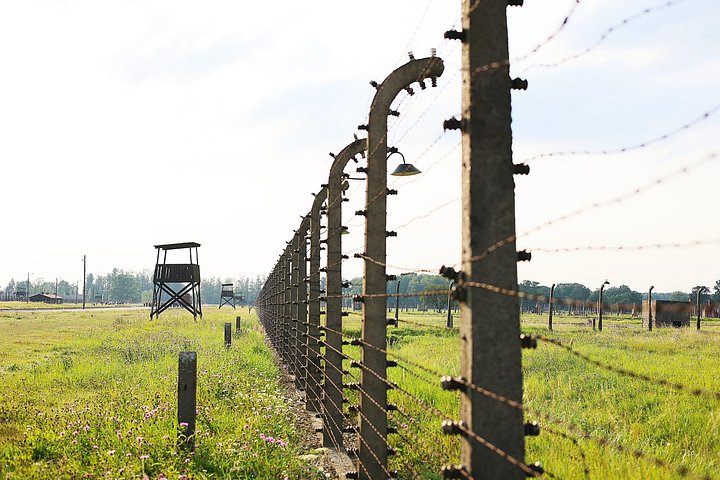 Auschwitz Guided Tour with Minivan Hotel Pickup from Krakow