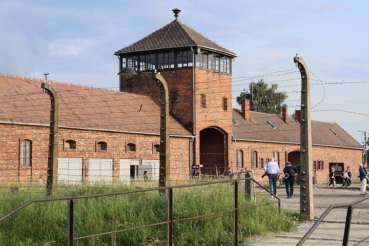 Auschwitz Guided Tour with Minivan Hotel Pickup from Krakow