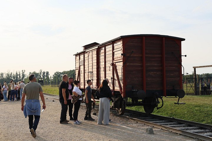 Auschwitz Guided Tour with Minivan Hotel Pickup from Krakow