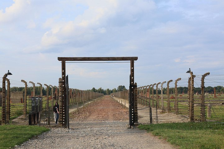 Auschwitz Guided Tour with Minivan Hotel Pickup from Krakow
