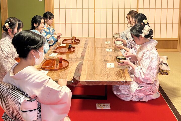 Experiencia privada de kimono y ceremonia del té en Inuyama Castle Town