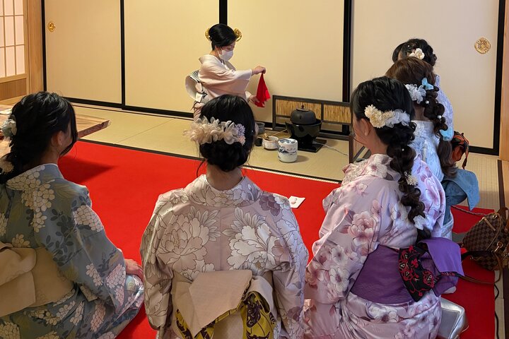 Experiencia privada de kimono y ceremonia del té en Inuyama Castle Town