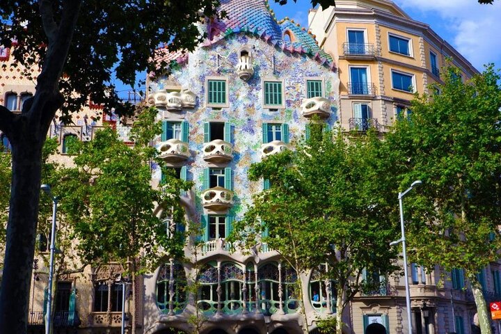 Barcelona all included: Sagrada, Park Guell, Montjuic & Gothic