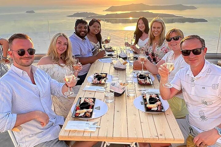 Santorini Weinabenteuer mit 12 Weinproben, Tapas und Sonnenuntergang