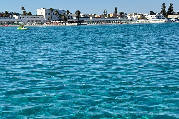 Passeio de barco em Cagliari: 5 paradas para nadar, mergulho com snorkel e aperitivo da Sardenha.