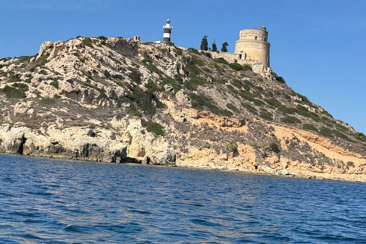 Passeio de barco em Cagliari: 5 paradas para nadar, mergulho com snorkel e aperitivo da Sardenha.