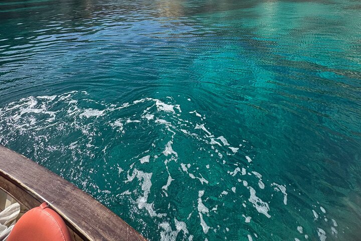 Passeio de barco em Cagliari: 5 paradas para nadar, mergulho com snorkel e aperitivo da Sardenha.