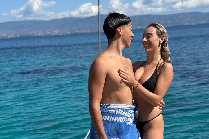 Passeio de barco em Cagliari: 5 paradas para nadar, mergulho com snorkel e aperitivo da Sardenha.