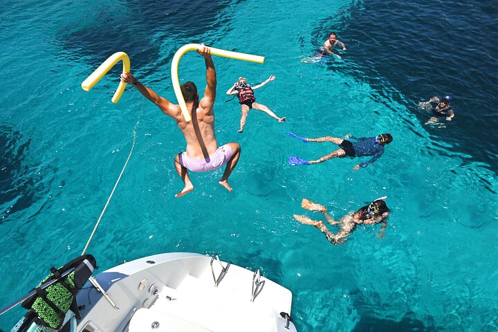 Heraklion : Dia Crociera in catamarano Mediterranea Pasto e divertimento acquatico