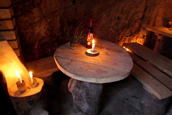 Os melhores spots e degustações de vinhos de Sigulda em uma caverna de areia de Ligatne