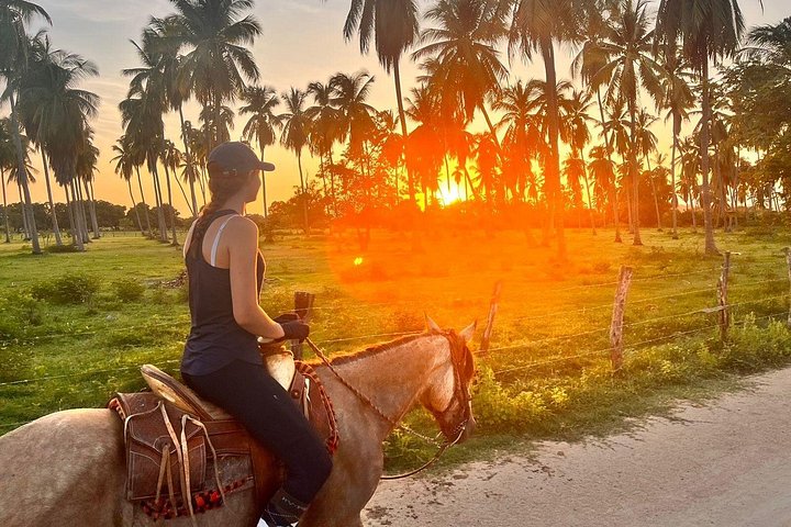 Tour a cavallo al tramonto autentico a Puerto Escondido