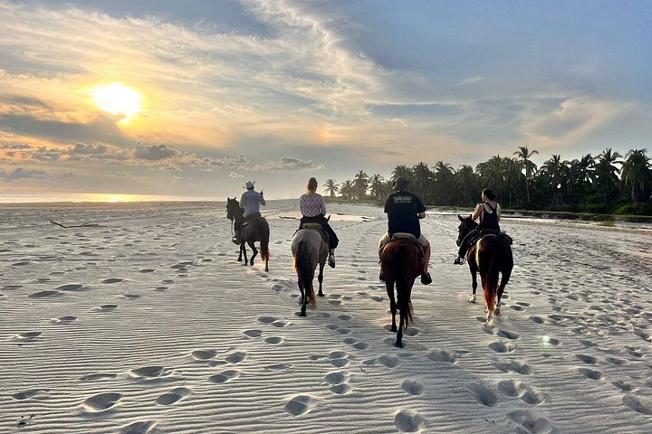 Tour a cavallo al tramonto autentico a Puerto Escondido
