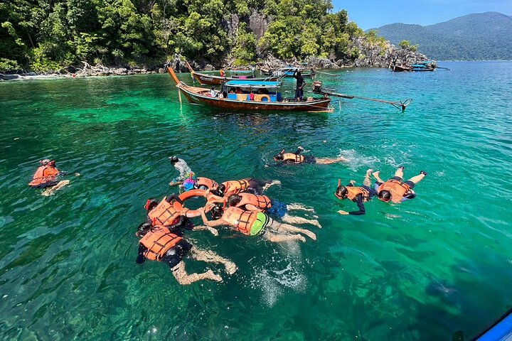 Tour de 7 Ilhas Invisíveis em Koh Lipe por um barco longtail privado