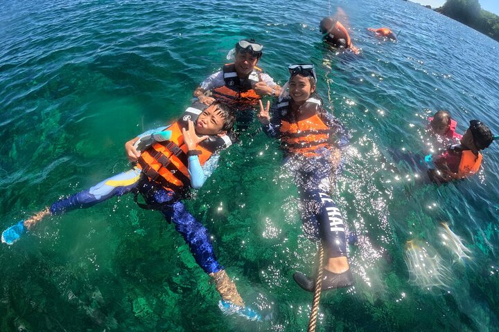 Tour de 7 Ilhas Invisíveis em Koh Lipe por um barco longtail privado