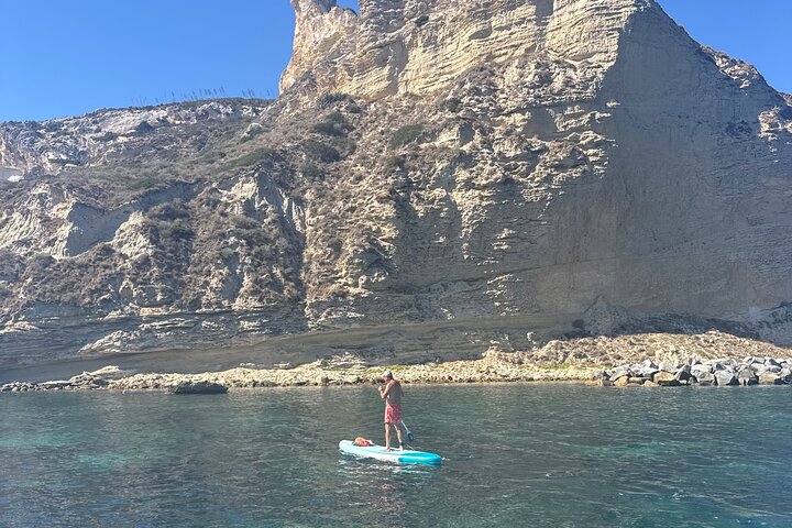 Passeio de barco em Cagliari: 5 paradas para nadar, mergulho com snorkel e aperitivo da Sardenha.