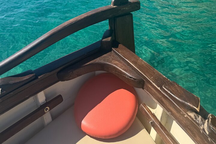 Passeio de barco em Cagliari: 5 paradas para nadar, mergulho com snorkel e aperitivo da Sardenha.