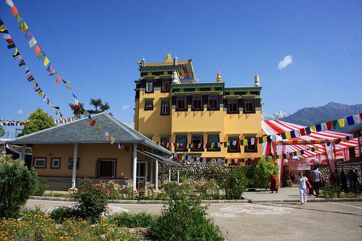 Tour guidato di un giorno a Bir – Monasteri, Tempio e Tea Garden Visit