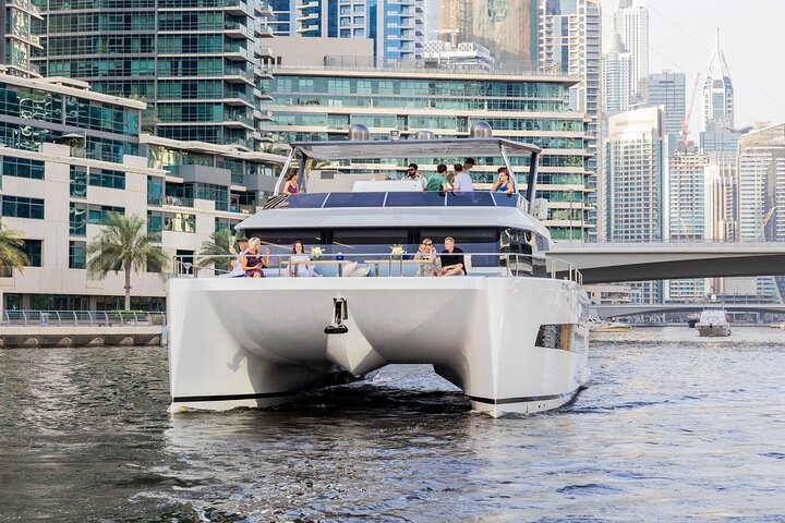 Dubai Luxury Yacht Tour with Live BBQ & Drinks