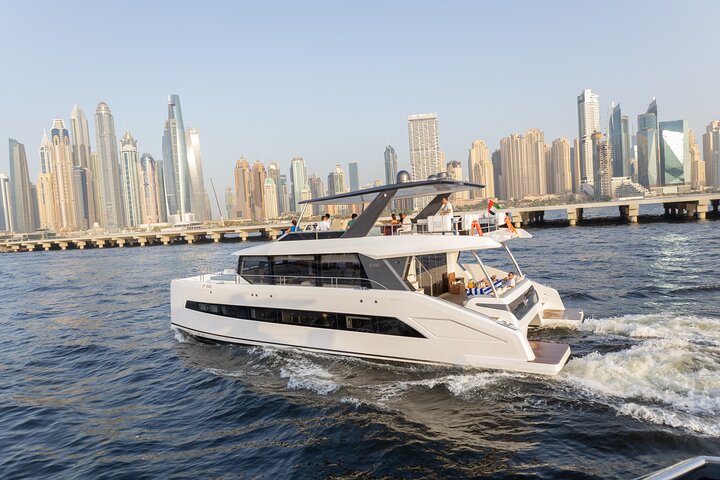 Dubai Luxury Yacht Tour with Live BBQ & Drinks
