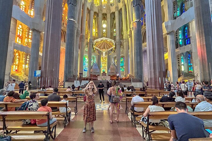 Sagrada Familia English Guided Tour and Optional Tower Access