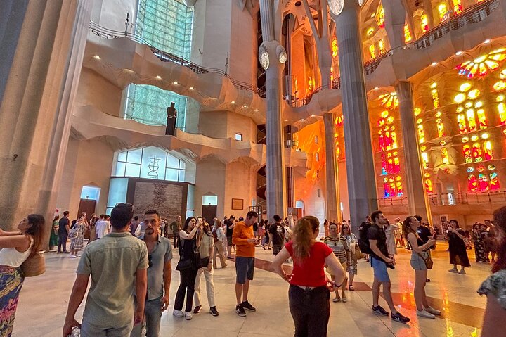 Sagrada Familia English Guided Tour and Optional Tower Access