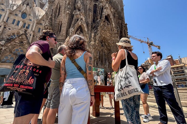 Sagrada Familia English Guided Tour and Optional Tower Access