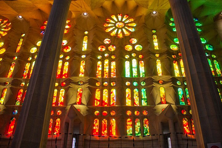 Sagrada Familia English Guided Tour and Optional Tower Access