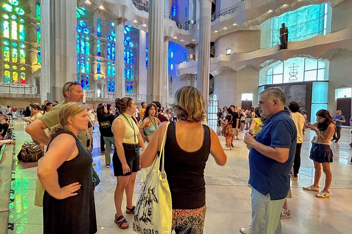 Sagrada Familia English Guided Tour and Optional Tower Access