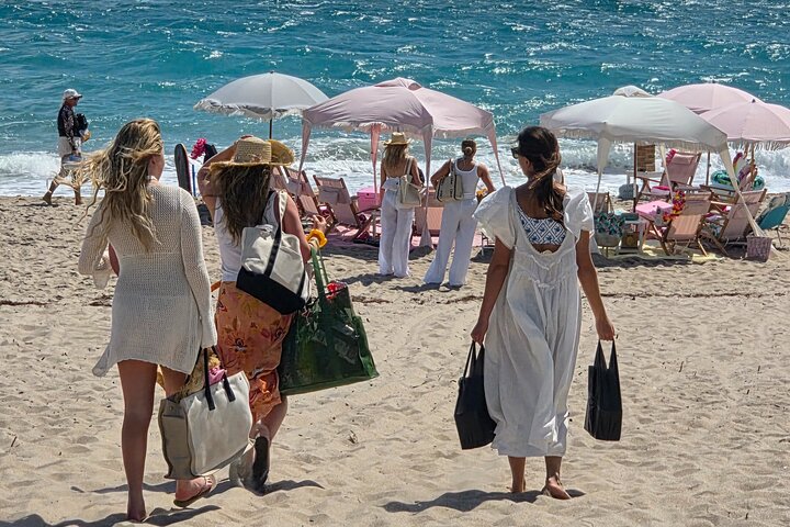 Strandstoelverhuurservice met Cabana en JBL Speaker en meer
