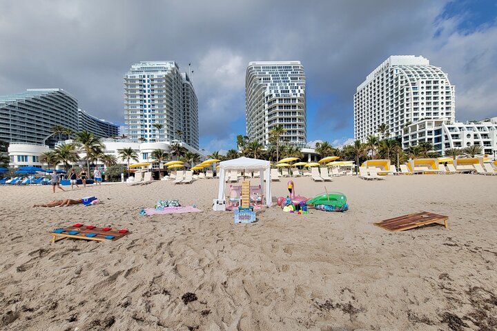 Strandstoelverhuurservice met Cabana en JBL Speaker en meer