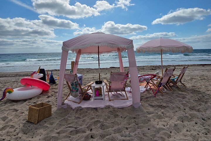 Strandstoelverhuurservice met Cabana en JBL Speaker en meer