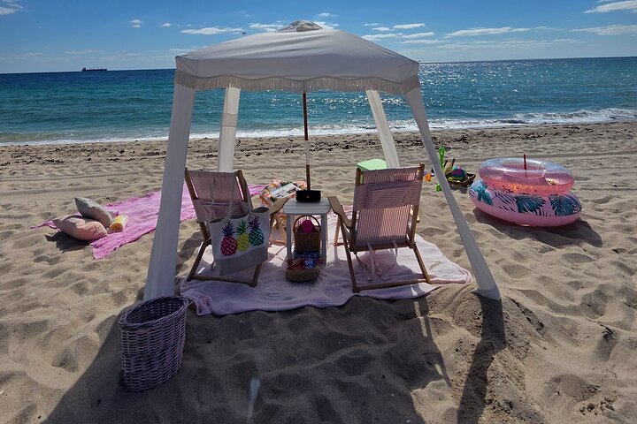 Strandstoelverhuurservice met Cabana en JBL Speaker en meer