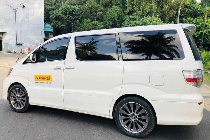 Taxi da Kandy a Nuwaraeliya o Nanuoya Stazione Ferroviaria