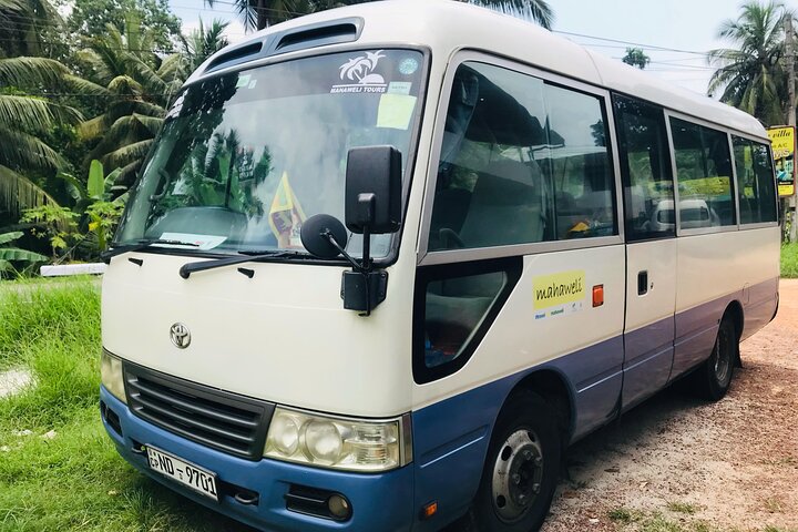 Taxi da Kandy a Nuwaraeliya o Nanuoya Stazione Ferroviaria