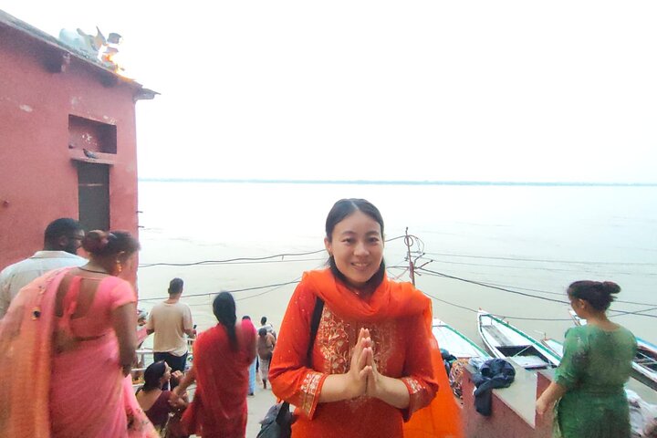 Paseo en barco por Varanasi Sunrise con tour a pie