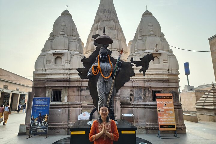 Paseo en barco por Varanasi Sunrise con tour a pie