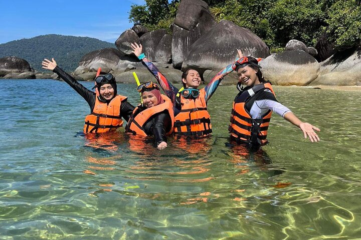 Tour de 7 Ilhas Invisíveis em Koh Lipe por um barco longtail privado