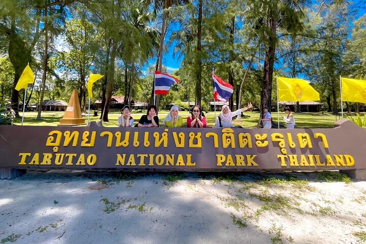Tour de 7 Ilhas Invisíveis em Koh Lipe por um barco longtail privado