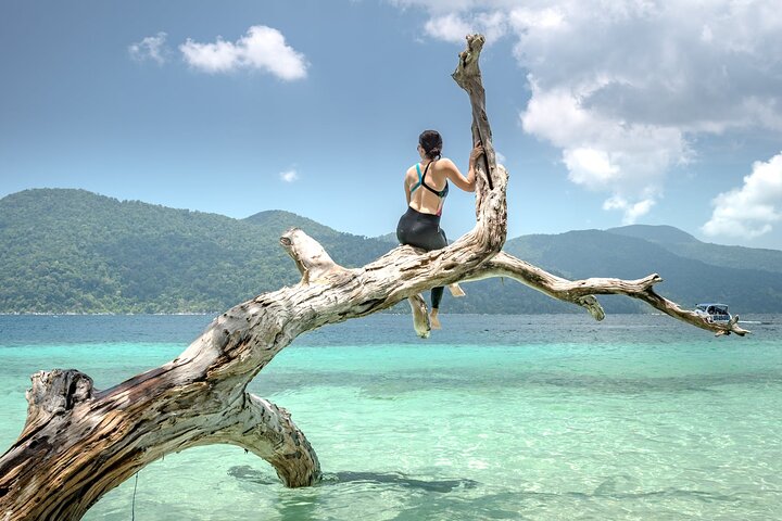 Tour de 7 Ilhas Invisíveis em Koh Lipe por um barco longtail privado