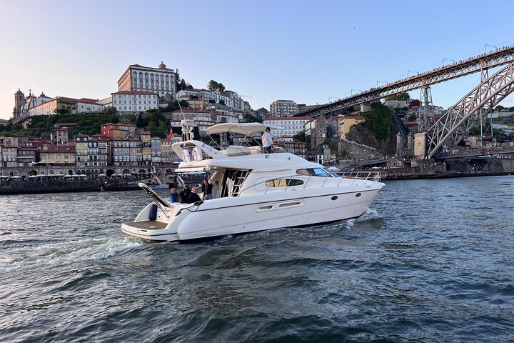Oporto: Crucero de lujo en yate con vino, aperitivos y 7 puentes.