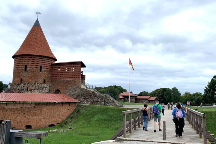 Lo mejor de Kaunas : Un Modernismo e Historia Medieval Visita autoguiada