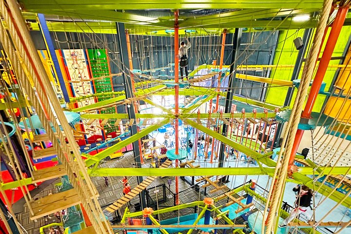 Parque de aventuras West Michigan con tirolesa y escalada en cuerdas