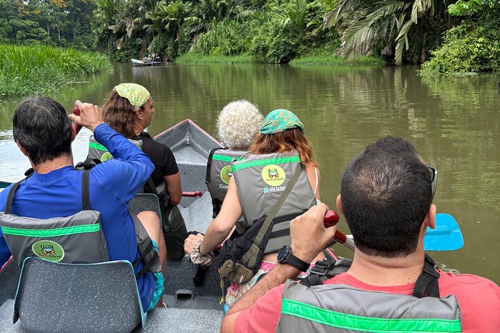 Experiência de canoa e aventura noturna em Tortuguero