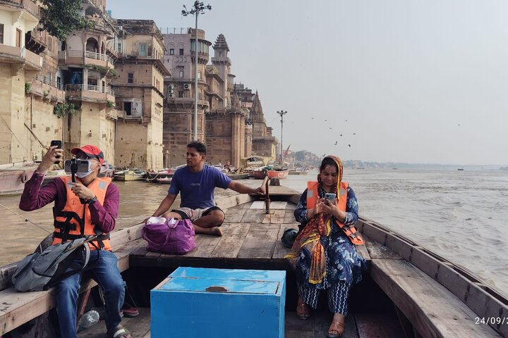 Paseo en barco por Varanasi Sunrise con tour a pie