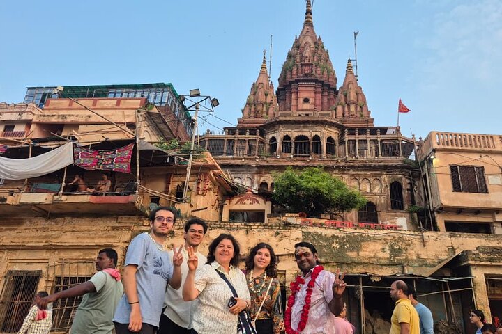 Paseo en barco por Varanasi Sunrise con tour a pie