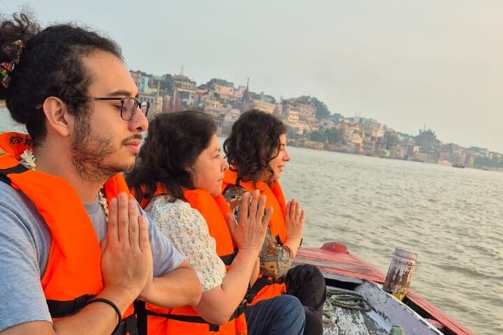 Paseo en barco por Varanasi Sunrise con tour a pie