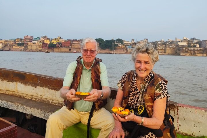 Paseo en barco por Varanasi Sunrise con tour a pie